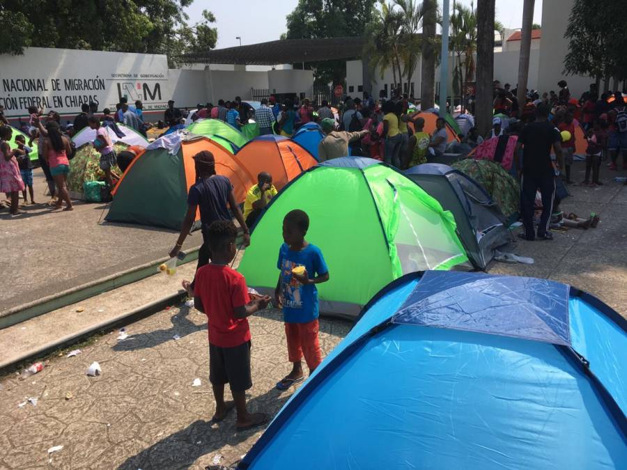 Siguen varados en Tapachula, más de 2 mil migrantes, entre ellos haitianos