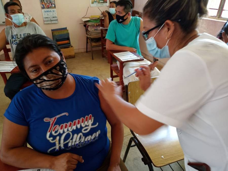 Chiapas inicia vacunación a mayores de 30 años y a jóvenes de 18 años en adelante