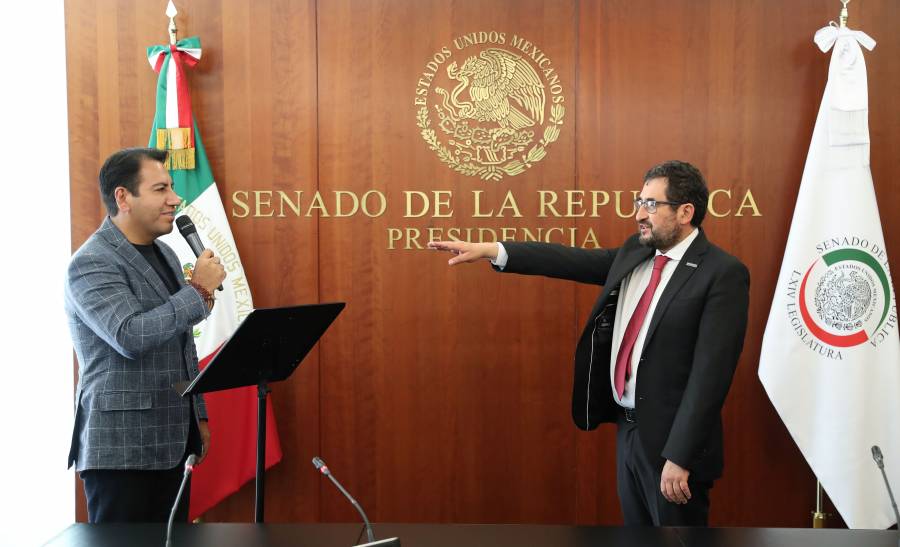 Protesta como senador César Cravioto, suple a Martí Batres