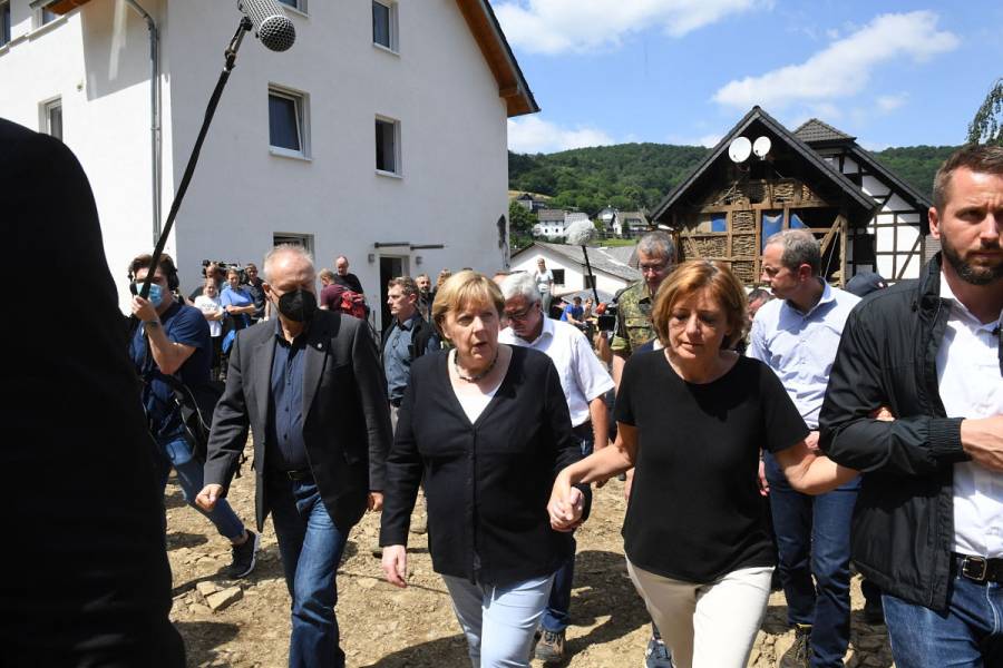 Angela Merkel recorre zona de inundaciones, que dejan más de 180 muertos en Europa