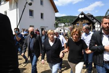 Angela Merkel recorre zona de inundaciones, que dejan m&aacute;s de 180 muertos en Europa
