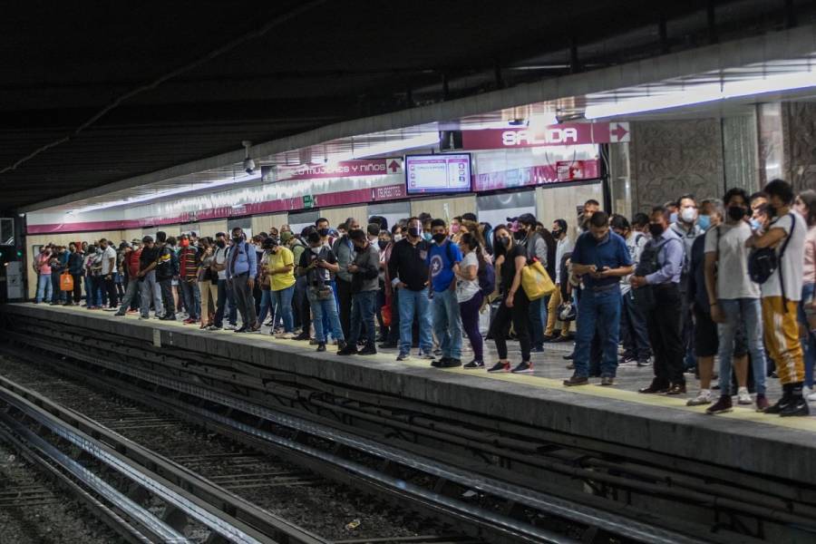 Paraguas provoca corto circuito en vías de Línea 1 del Metro