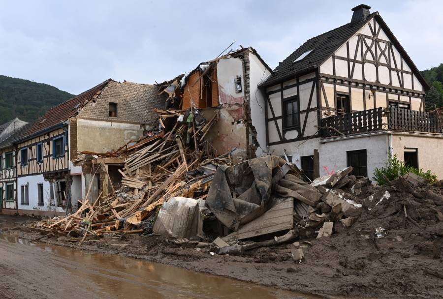 Equipos de rescate trabajan a contrarreloj en busca de sobrevivientes de inundaciones en Europa