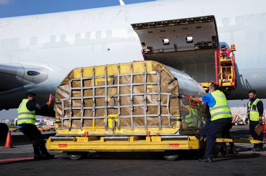 Arriban a México 446 mil dosis de vacuna contra Covid-19 de Pfizer