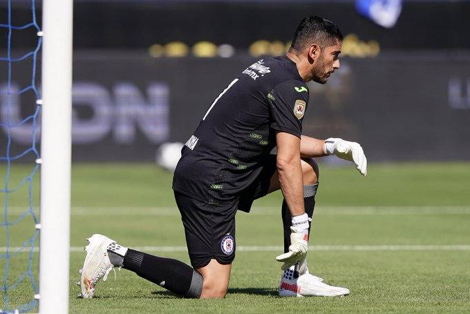 Alerta en Cruz Azul, Jesús Corona se fractura un dedo