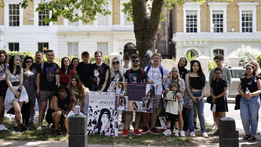 En Londres fans de Amy Winehouse le rinden homenaje