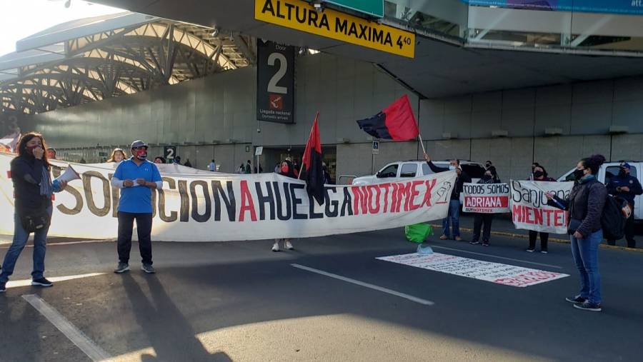 Trabajadores de Notimex bloquean accesos a Terminal 1 del AICM