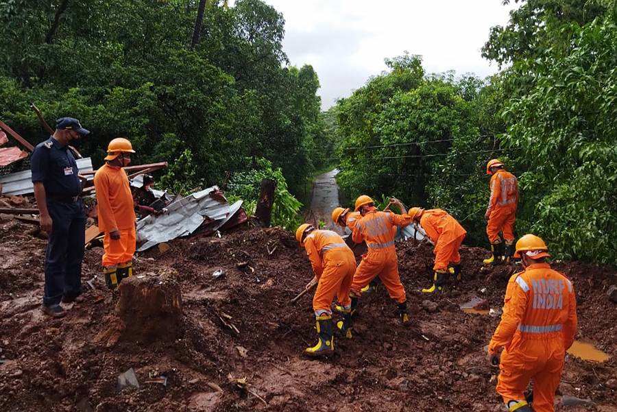 Tras inundaciones, cuerpos de rescate en India buscan sobrevivientes