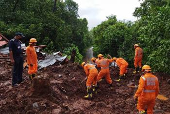 Tras inundaciones, cuerpos de rescate en India buscan sobrevivientes