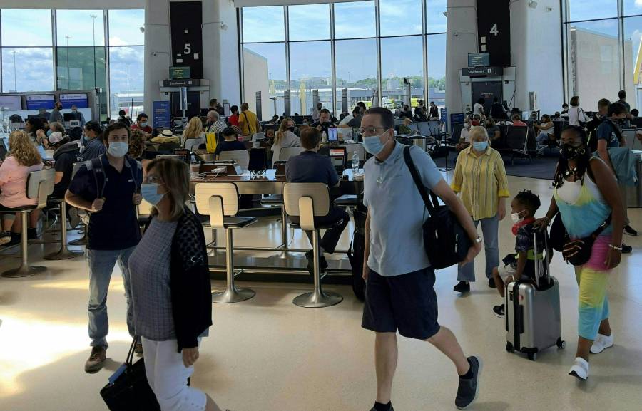 EEUU mantiene restricciones a viajes internacionales por variante Delta