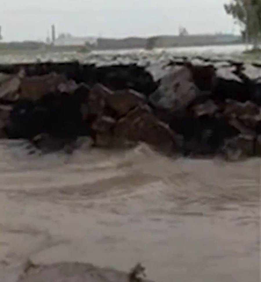 Video: Bajo el agua, se hincha un pedazo de tierra y emerge