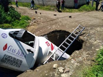 En Puebla, la tierra se “traga” a una pipa de gas LP