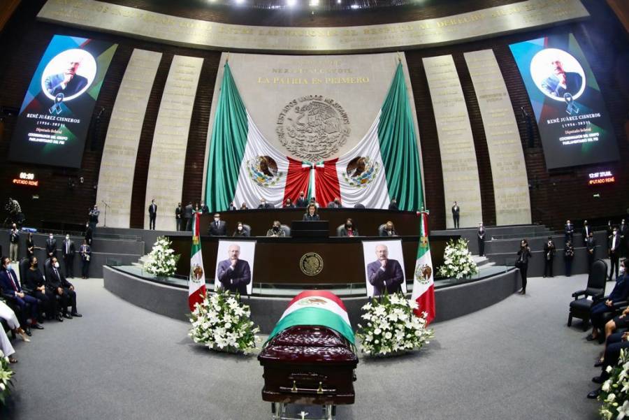 Rinden homenaje de cuerpo presente a René Juárez en Cámara de Diputados
