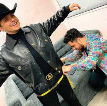 Toman medidas a Christian Nodal, ¿para hacer su traje de boda?