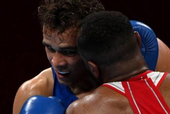 Descalifican a boxeador ol&iacute;mpico por intentar morderle una oreja al rival