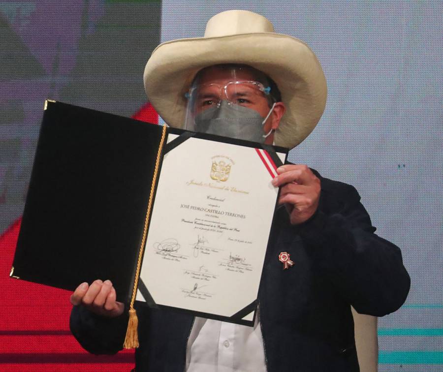 Pedro Castillo jura como presidente en el bicentenario de Perú