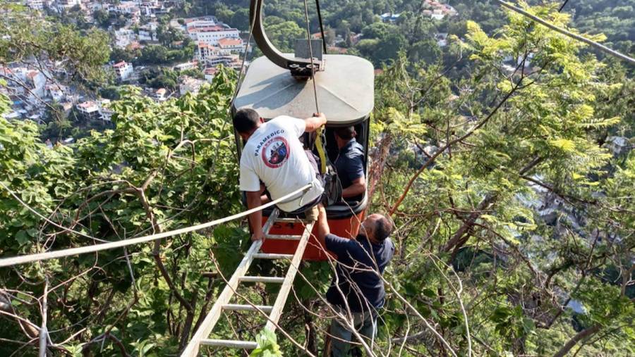 Rescatan a familia atrapada en teleférico de Taxco, Guerrero