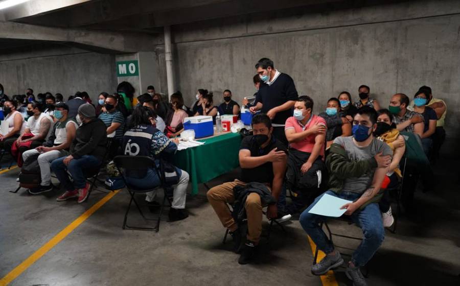 Centennials toman con humor vacunación contra Covid-19