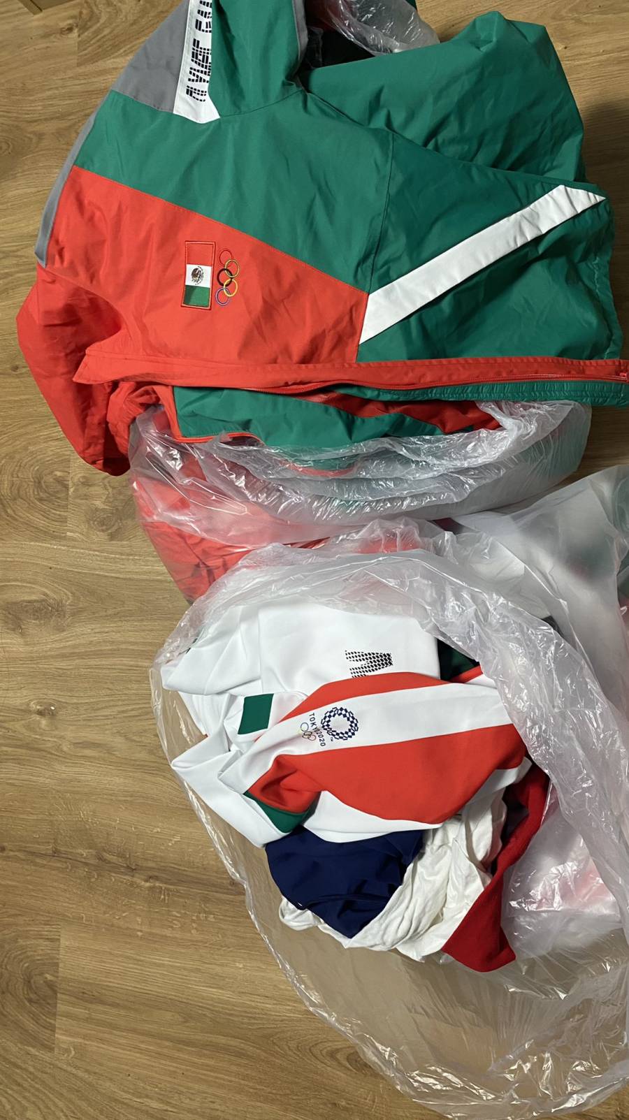 Denuncian a equipo mexicano de softbol de tirar su uniforme a la basura