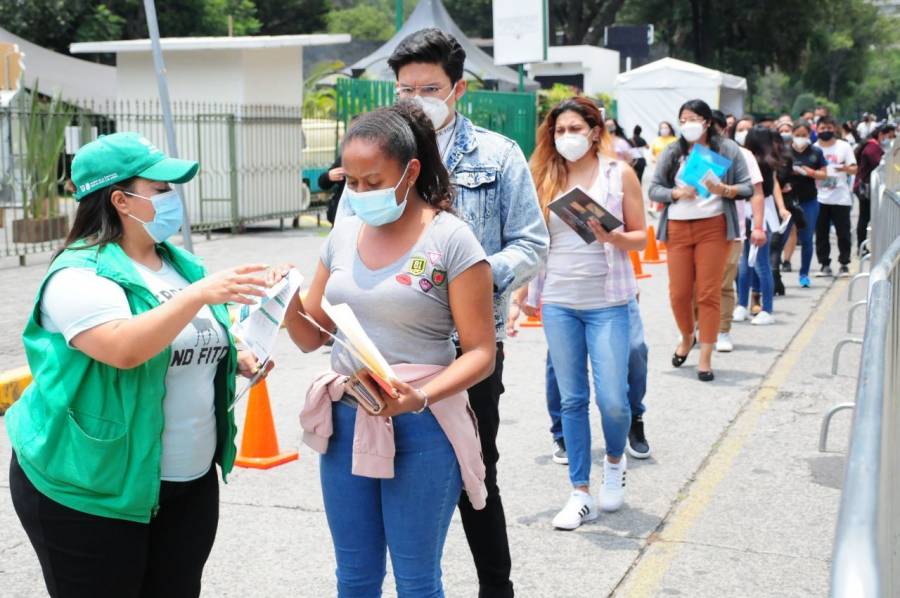 Continúa vacunación y tercera ola de contagios