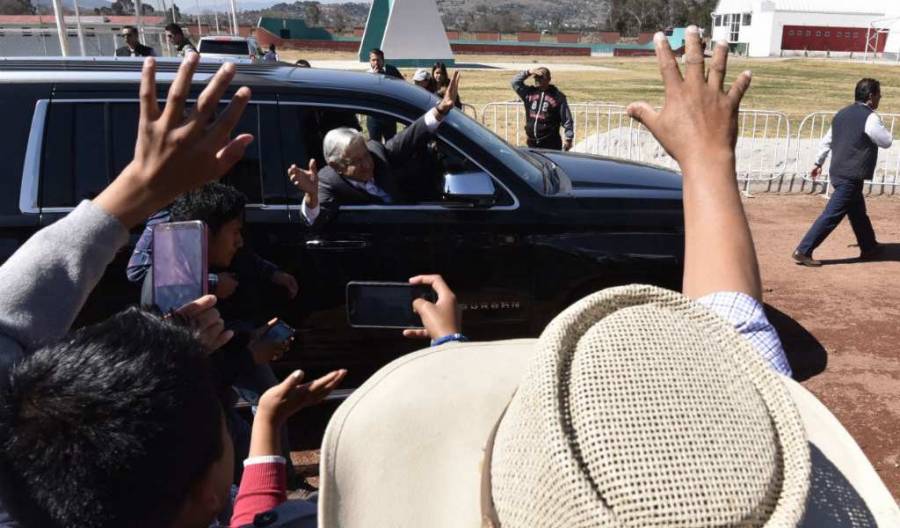 Manifestantes bloquean al convoy presidencial en recorrido por Durango