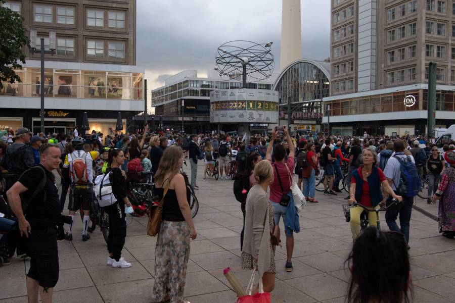 Alemania: Protesta antirrestricciones por Covid-19 choca con la policía
