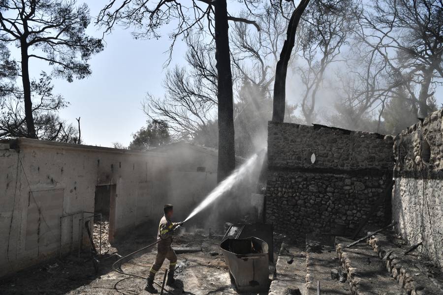 Incendios devoran bosques de la región mediterránea en países de Europa