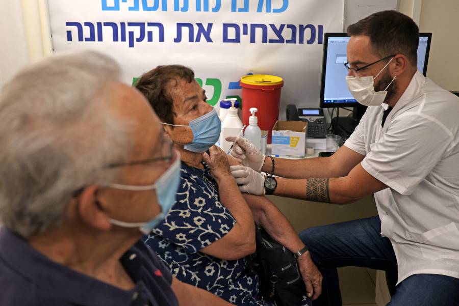 Israel inicia aplicación de tercera dosis de vacuna antiCovid en adultos de 60 años