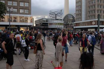 Alemania: Protesta antirrestricciones por Covid-19 choca con la polic&iacute;a