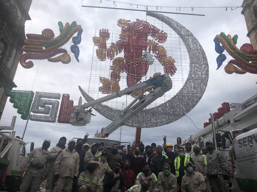 Alumbrado en el Zócalo conmemora 500 años de resistencia