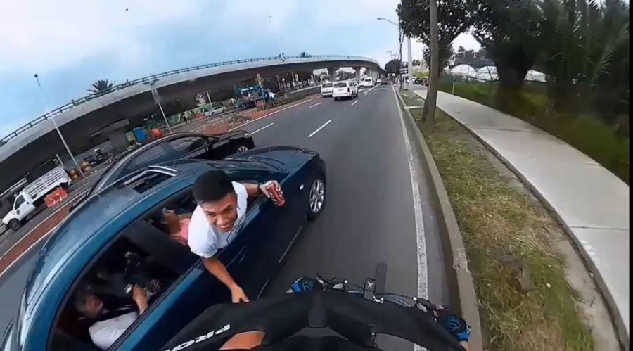 Video: En Periférico, sujeto alcoholizado buscó derribar a un ciclista