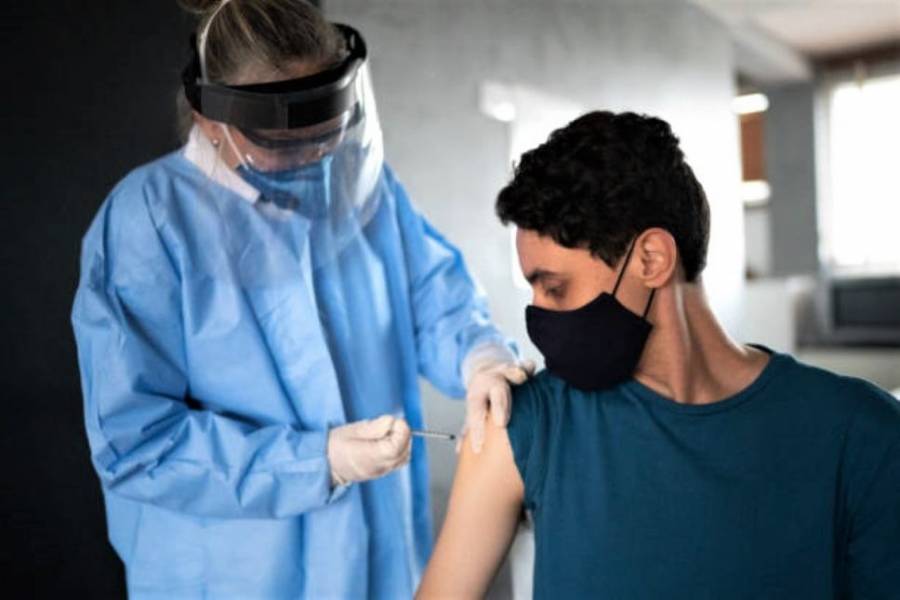 En Reino Unido vacunarán a adolescentes de 16-17 años contra Covid-19