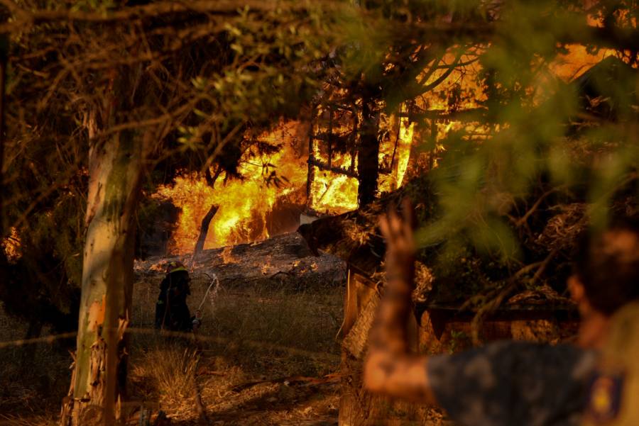 Incendios amenazan un monasterio y una docena de aldeas en Grecia