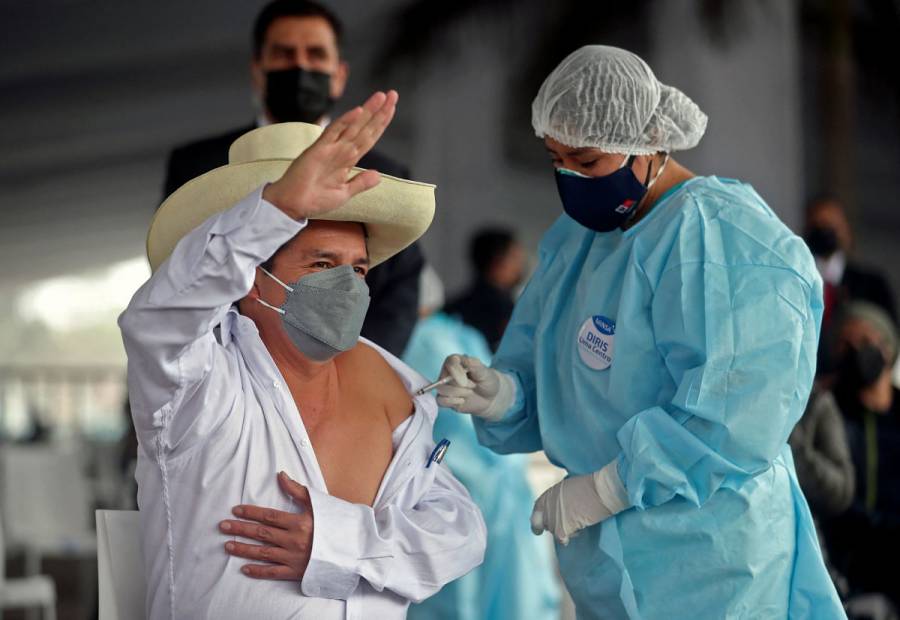 Pedro Castillo presidente de Perú, recibe primera dosis de vacuna contra Covid-19