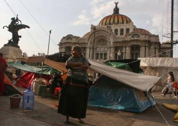 Triquis de Oaxaca reinstalan plant&oacute;n en Eje Central