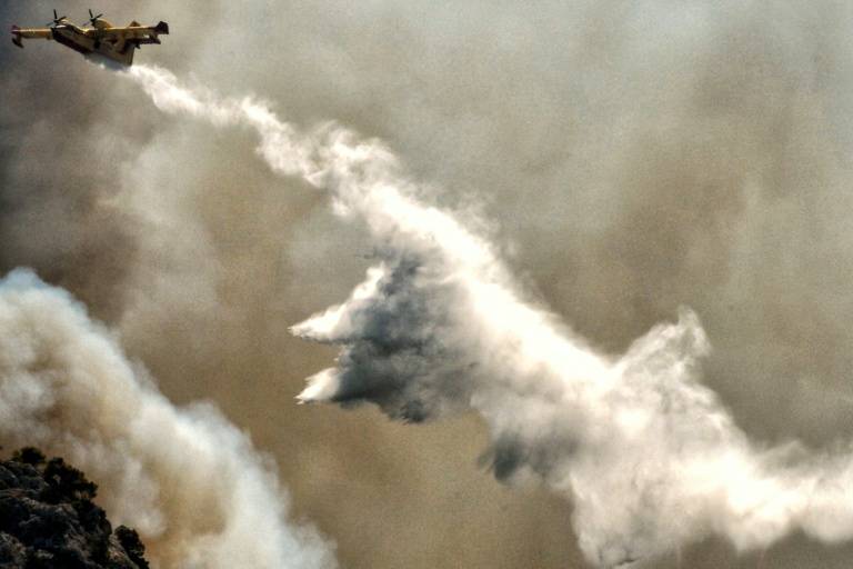 Avión antiincendios se estrella en Grecia