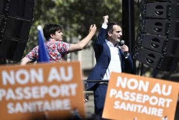 Pese a protestas, Francia extiende exigencia del pase sanitario a partir del lunes