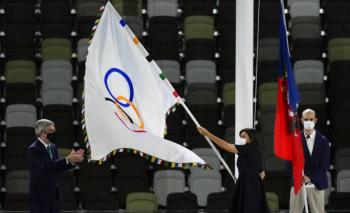 Alcaldesa de Par&iacute;s, Anne Hidalgo, recibe la bandera ol&iacute;mpica