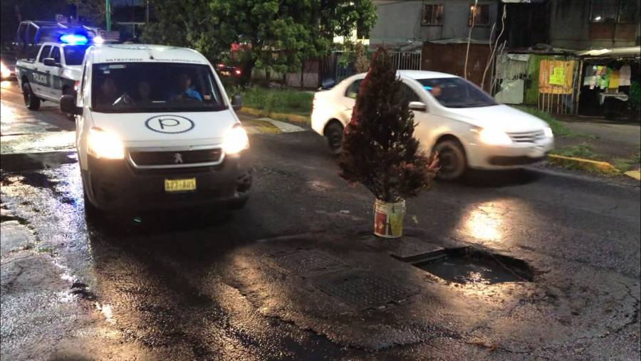 Iztapalapa: Árbol de Navidad salva a automovilistas de no caer en hundimiento