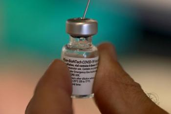 Asegura Pfizer, a&uacute;n no es necesario adaptar vacuna a variantes del COVID-19