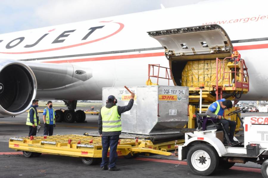 Llegan a México 228 mil dosis de vacunas contra Covid-19 de Pfizer