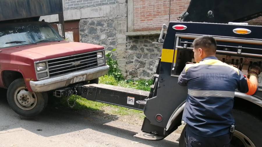 En Xochimilco, liberan vialidades de autos chatarra