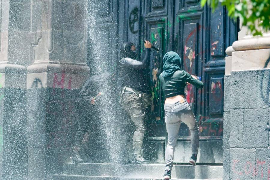 Grupos feministas protestan frente al Congreso mexiquense