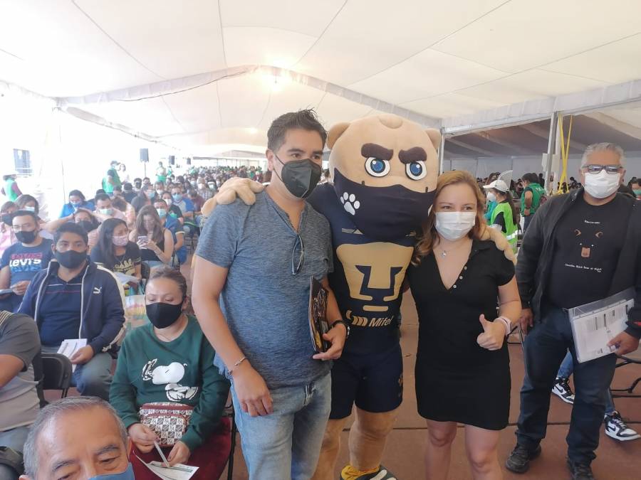 Goyo, mascota de los Pumas, visita a vacunados de COVID-19 en el Estadio Olímpico Universitario