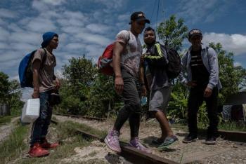 Acnur denuncia vuelos de expulsi&oacute;n de migrantes de EEUU hacia M&eacute;xico