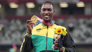 Voluntaria de Tokio 2020 ayud&oacute; a Hansle Parchment a llegar a su prueba y ganar la Medalla de Oro