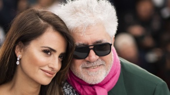 Almodóvar critica la breve retirada del cartel de su nueva película en Instagram