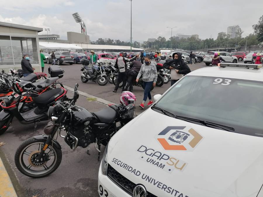 Seguridad de la UNAM recupera celular robado en centro de vacunación