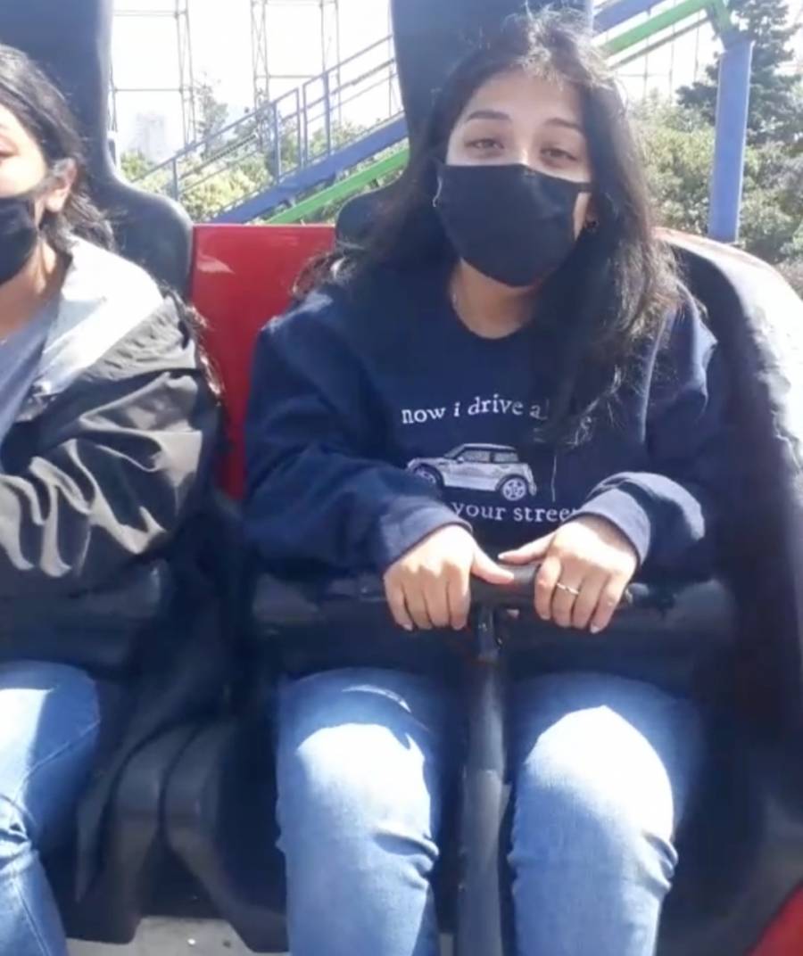 Piden ayuda por redes sociales cuando quedaron atrapados en juego mecánico en Six Flags