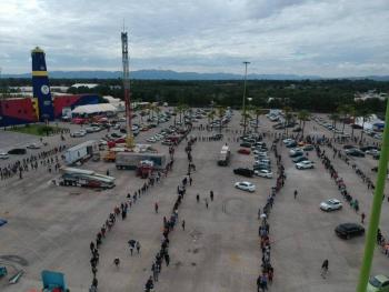 En Durango fila para recibir vacuna de Covid-19 no llegaba a ning&uacute;n lado